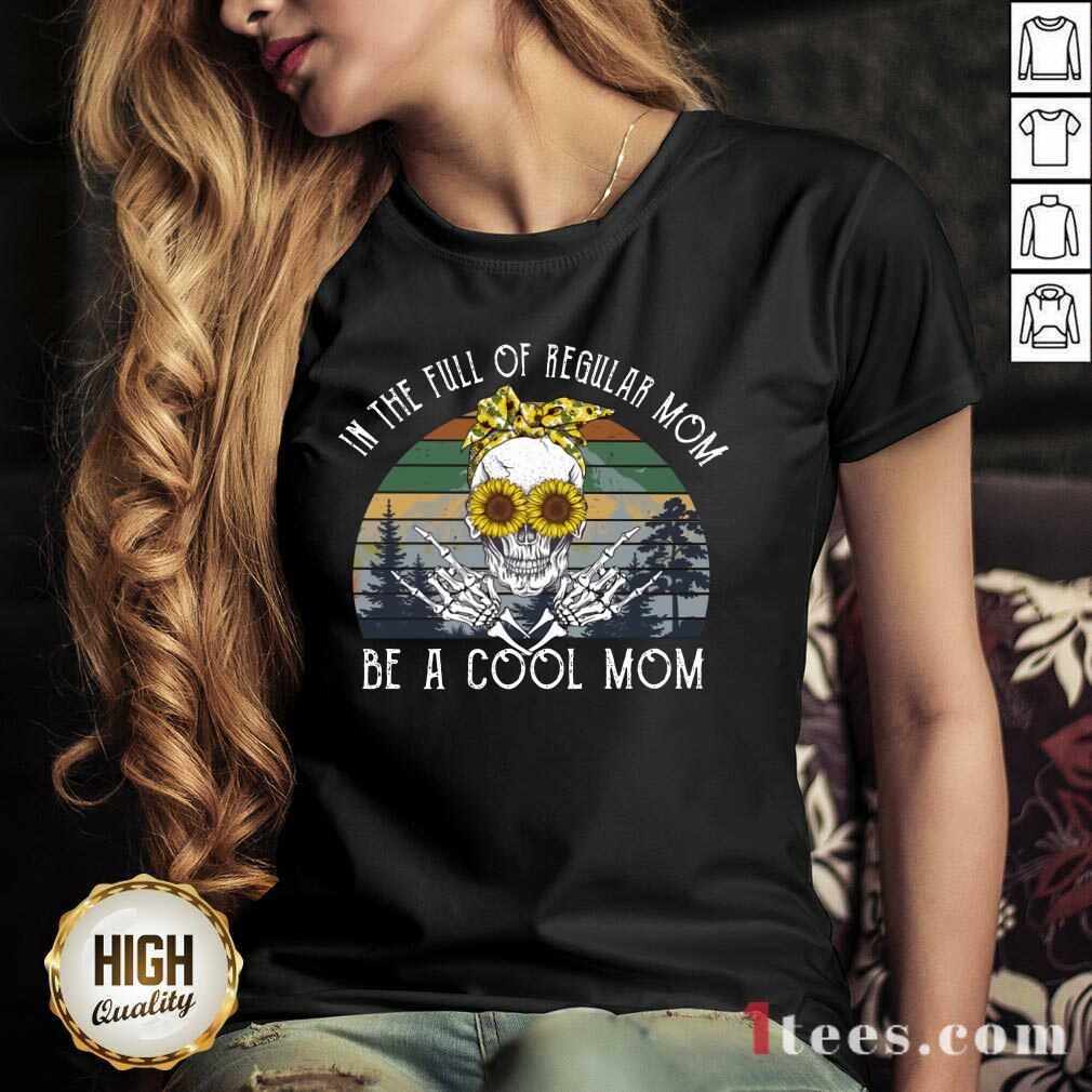 Awesome Skull Mom In The Full Of Regular Mom Be A Cool Mom Vintage V-neck